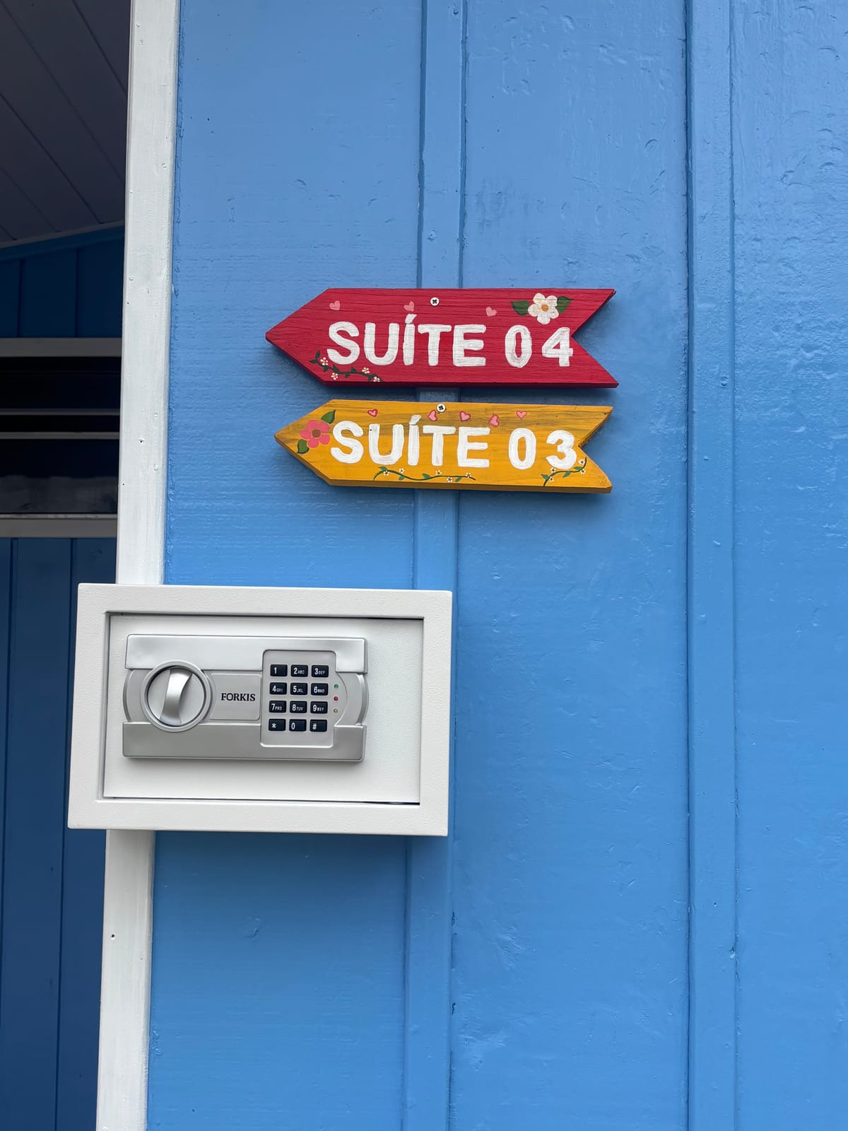 Suítes Privadas - Casa de madeira Azul — 1