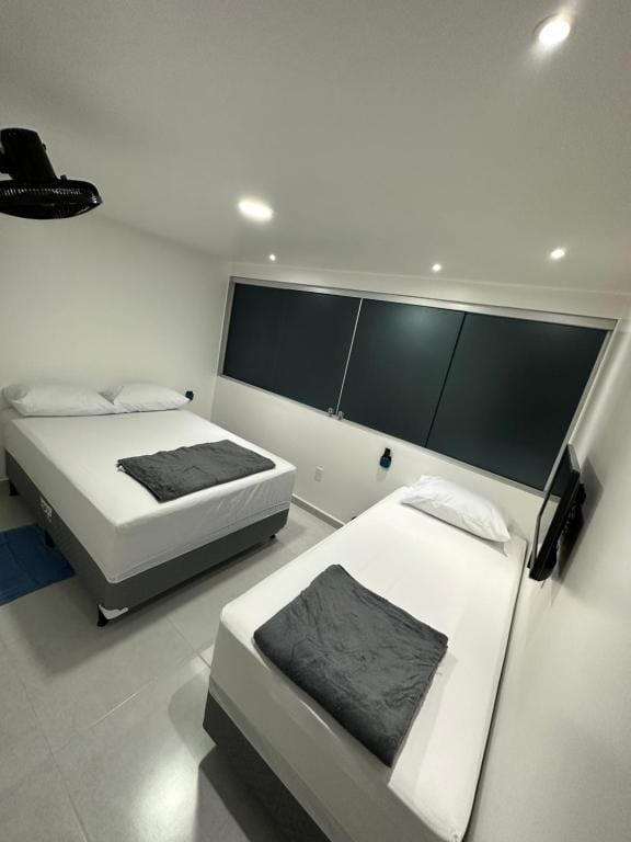 Quarto privativo com banheiro compartilhado em Pousada recém construída,a 500mts do pátio do forró — 1