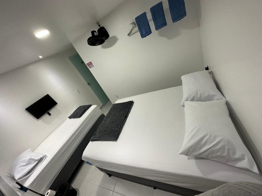 Quarto privativo com banheiro compartilhado em Pousada recém construída,a 500mts do pátio do forró — 2