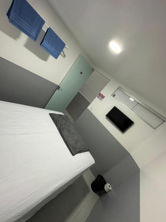 Quarto privativo com banheiro compartilhado em Pousada recém construída,a 500mts do pátio do forró — 4