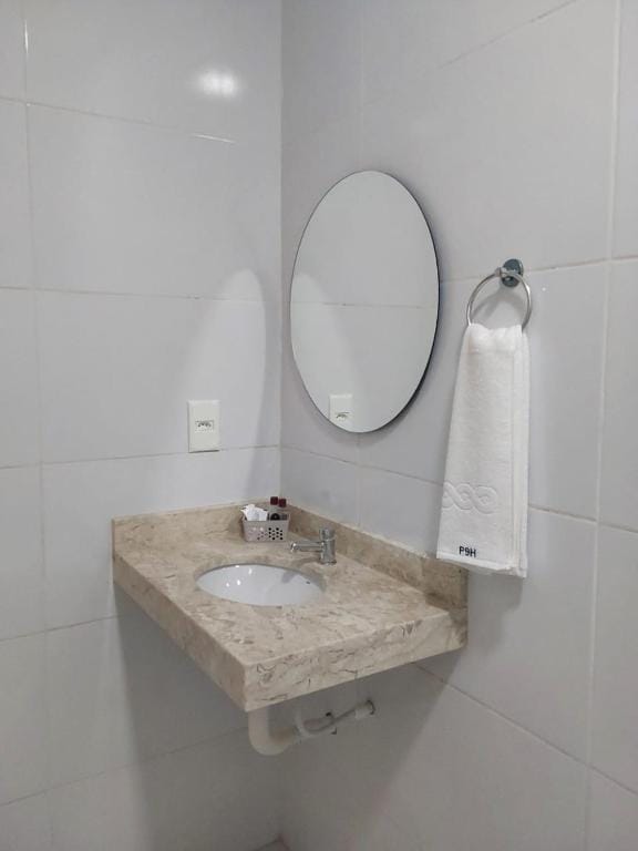PARALELO 9s HOTEL — 3
