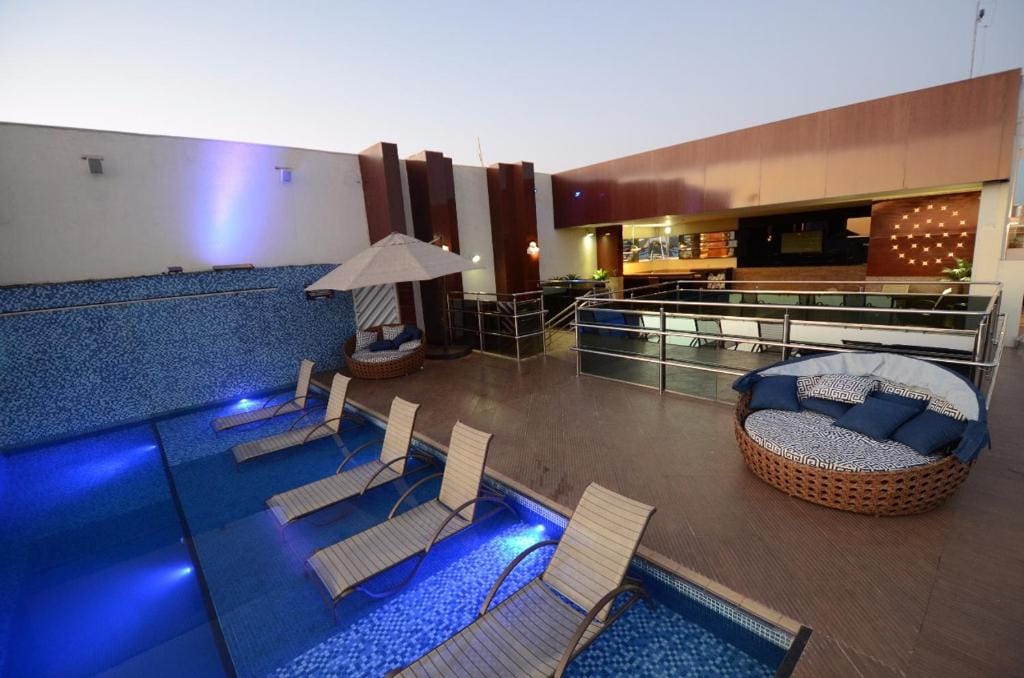 Oscar Hotel Executive — 1